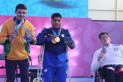 Sebastián Ayala (c) consiguió dos preseas doradas en levantamiento de pesas.