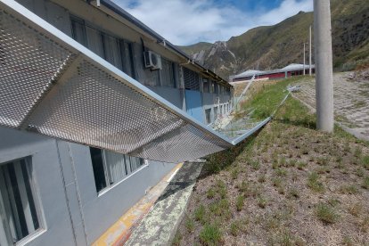 Un techo literalmente está colapsado y así ha permanecido por años.