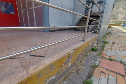 Los accesos a los escenarios deportivo lucen con la superficie levantada.