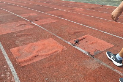 La pista atlética tiene serias fallas y huecos en otras zonas.
