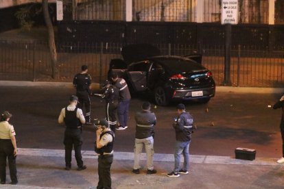 Personal policial cerró la calle por alrededor de dos horas mientras levantaba los indicios en la escena del crimen.