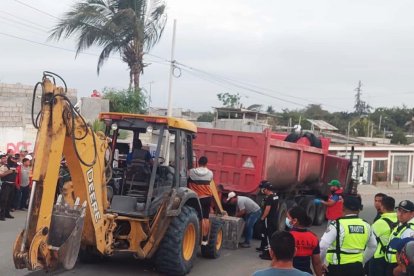 Para el rescate de uno de los cuerpos que terminó debajo del volquete se utilizó maquinaria pesada