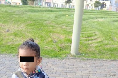 El niño está desarrollando problemas en su salud.