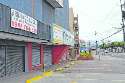 En varias esquinas se observan rótulos que anuncian locales en alquiler. Los propietarios prefieren esta opción para ganar dinero.