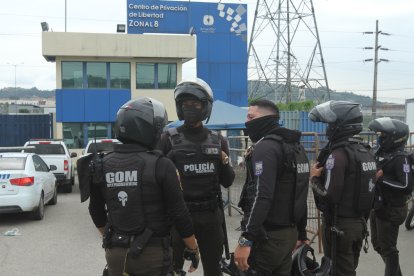 Policías han acudido a los centros carcelarios para recuperar el orden en casos de violencia extrema.