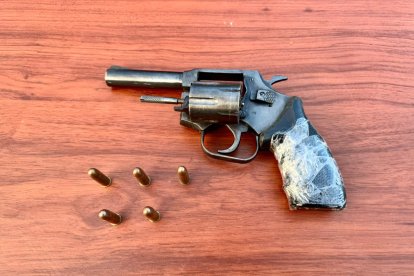 Este revólver es el que habrían utilizado los sospechosos durante los delitos.