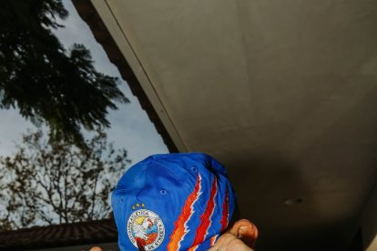 Chito Vera posando con una gorra y camiseta del próximo nuevo lanzamiento de su colaboració con StreetXAD.