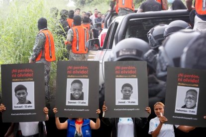 Josué, Ismael, Nehemías y Steven fueron subidos a patrullas militares en los alrededores de un centro comercial ubicado en el sur de Guayaquil.