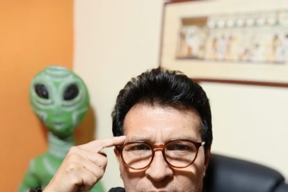 Nelson pineda brito, ufólogo cuencano.