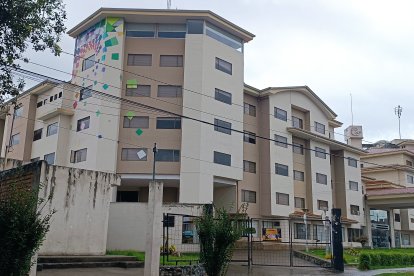 El edificio principal del CEAR azuayo solo una parte es habitada. La misma fachada del lugar luce descuidada y cuarteada, con pedazos de construcción que se han desprendido
