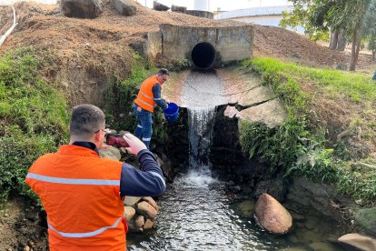 La ministra del Ambiente, Inés Manzano, participó  en la toma de muestras de agua en el afluente del río Daule, la mañana de este miércoles 12 de noviembre.