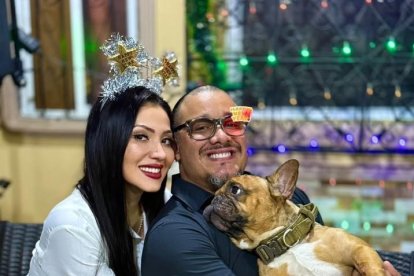 La pareja espera irse de luna de miel en el 2026.