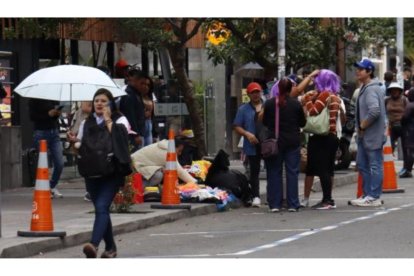 Cientos de comerciantes informales ocuparon los alrededores del estadio, generando quejas de los negocios formales.