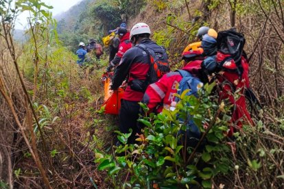 Después pusieron al niño en camilla hasta llevarlo a la ambulancia y en ella al hospital.
