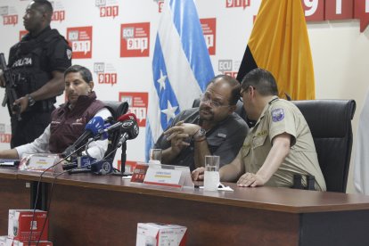 ChatGPT dijo:

El ministro, el director general del ECU-911 y el comandante de la Zona 8 hicieron el anuncio.