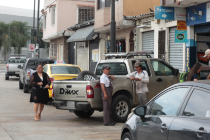 Las personas muchas veces no pueden caminar por las veredas.