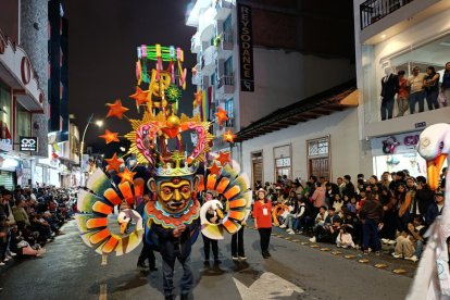 Ciudadanos disfrutaron del arte, la música y la danza en el inicio del Festival Internacional de Artes Vivas en Loja.