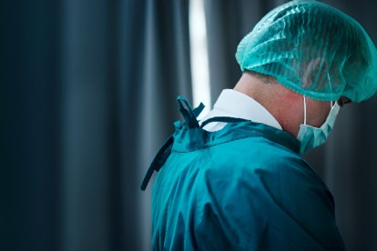 Además del encarcelamiento, los médicos deberán pagar una reparación económica a la familia del fallecido.