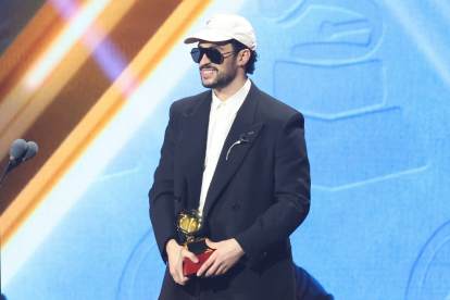 Bad Bunny arrasa en los Latin Grammy 2025 con múltiples premios.