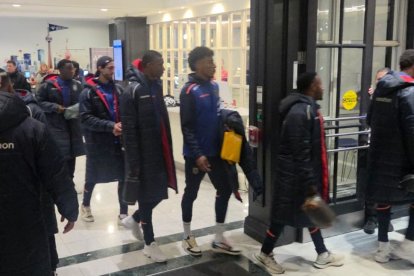 Los jugadores de Ecuador saliendo del Novotel de Toronto donde fue su sede.