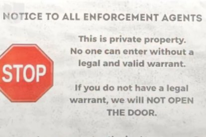 Letrero colocado en la entrada del negocio para indicar que se trata de propiedad privada.