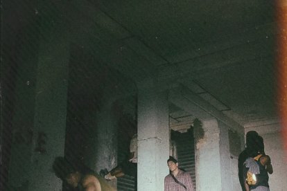 Miembros del colectivo en plena incursión en una estructura deshabitada.