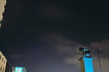 Alejandro Ñañez Esta en la azotea de un edificio vacío.