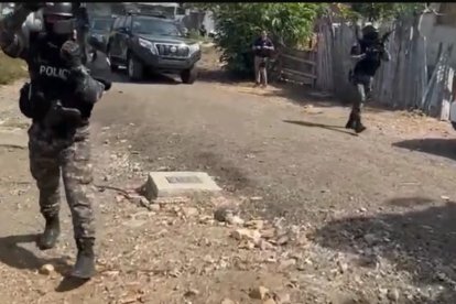 En total fueron detenidos siete uniformados de la policía nacional de Ecuador.