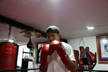 Además del combate estelar entre Bone y Flores, la programación contará con 10 peleas profesionales y el mismo número de amateurs