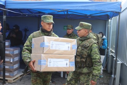 Militares de la Brigada Patria resguardan el material electoral que fue trasladado a los diferentes recintos habilitados.