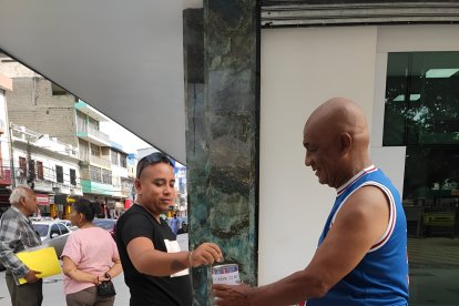 Hinchas y directivos salieron a las calles de capital esmeraldeñas a pedir donaciones para salvar al club.