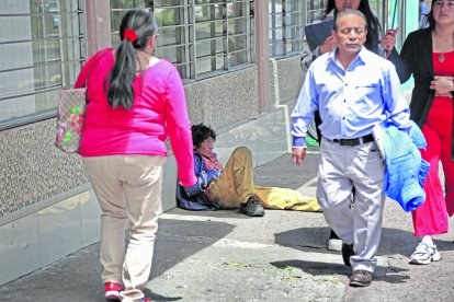 A pesar de los planes de recuperación, aún se ven habitantes de calle a lo largo de la avenida.