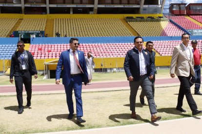 El interventor Rommel González con el viceministro Juan David Jiménez en el estadio Atahualpa.