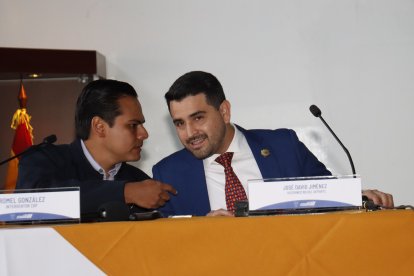 El interventor Rommel González (i) con el viceministro Juan David Jiménez el día que anunciaron que se recibirán ofertas para el nuevo Atahualpa.