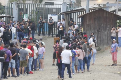 Vecinos acuden temprano a los recintos electorales para participar en la consulta popular y referéndum.