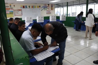 Desarrollo de la consulta popular y referéndum en distintas unidades educativas del país.