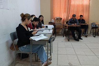 En los 16 cantones de la provincia, ciudadanos ejercieron su derecho al voto sin que se reporten novedades.