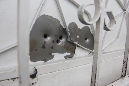 Asi quedaron las puertas del sitio por los balazos.