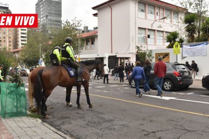 Policías custodian los recintos electorales en Quito este domingo 16 de noviembre de 2025.