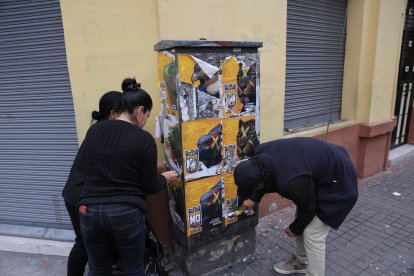 Funcionarios retiran publicidad electoral.