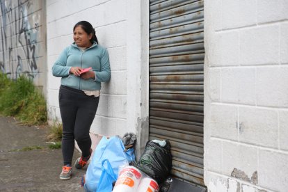 Los comerciantes madrugaron para levantar su negocio.