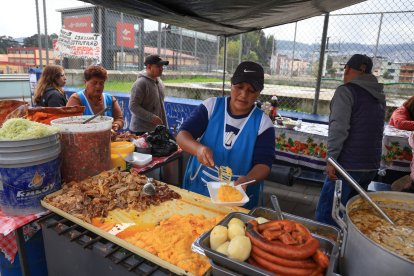 En Solanda abundó el hornado, en varios puestos cerca de la estación del Metro de Quito.