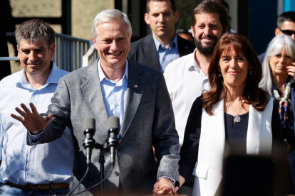 El candidato a la Presidencia de Chile José Antonio Kast junto a su esposa Pía Adriazola saluda a sus seguidores este domingo, en Paine (Chile).