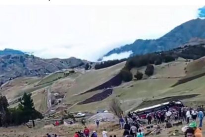 Un bus de la cooperativa Ambateñita volcó en la vía Ambato-Simiatug y al menos se habla de 13 muertos y 25 heridos