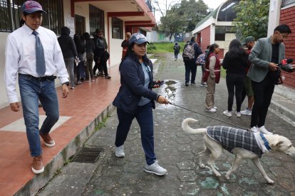 Julián fue junto a su madre y su perro.