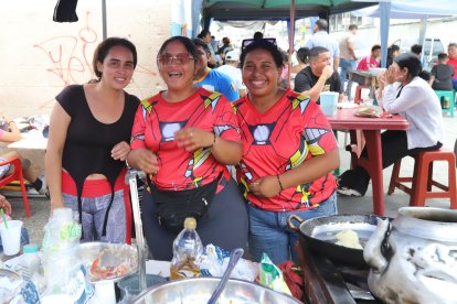 Estefanía Goya (tercera a la derecha) juntos a sus familiares.
