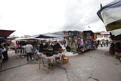En la Plaza de los Ponchos, en Otavalo, hubo quejas por la falta de compradores.