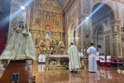 Imagen de Nuestra Señora del Quinche es admirada desde una aparición.