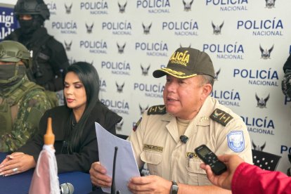 La gobernadora Gabriela Llerena y el coronel Jimmy Viteri explicaron en rueda de prensa cómo se coordinó el operativo entre policías y militares.