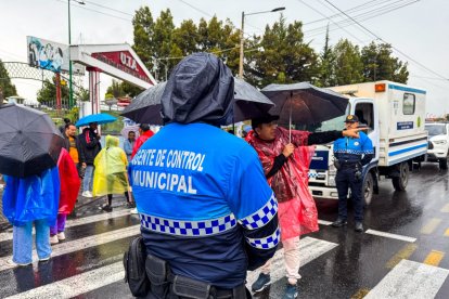 Los agentes, policías, militares, delegados de juntas y comerciantes madrugaron para ejercer su trabajo pese a la fuerte lluvia en Ambato del domingo 16 de noviembre.
